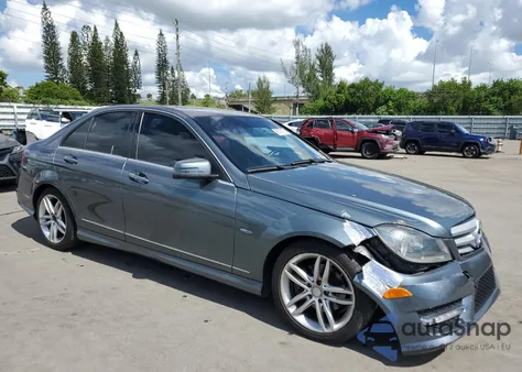 2012 Mercedes-Benz C 250 z USA, uszkodzony, nr VIN WDDGF4HB0CR218357